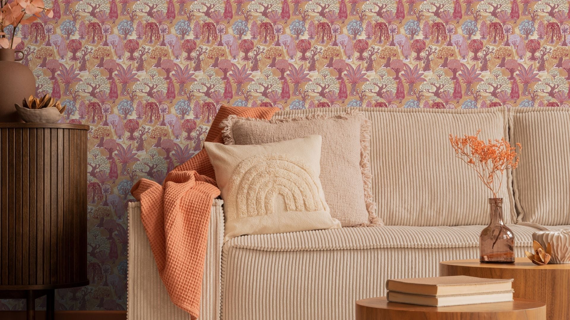 Bomen behang in de woonkamer voor een natuurlijke en botanische sfeer.