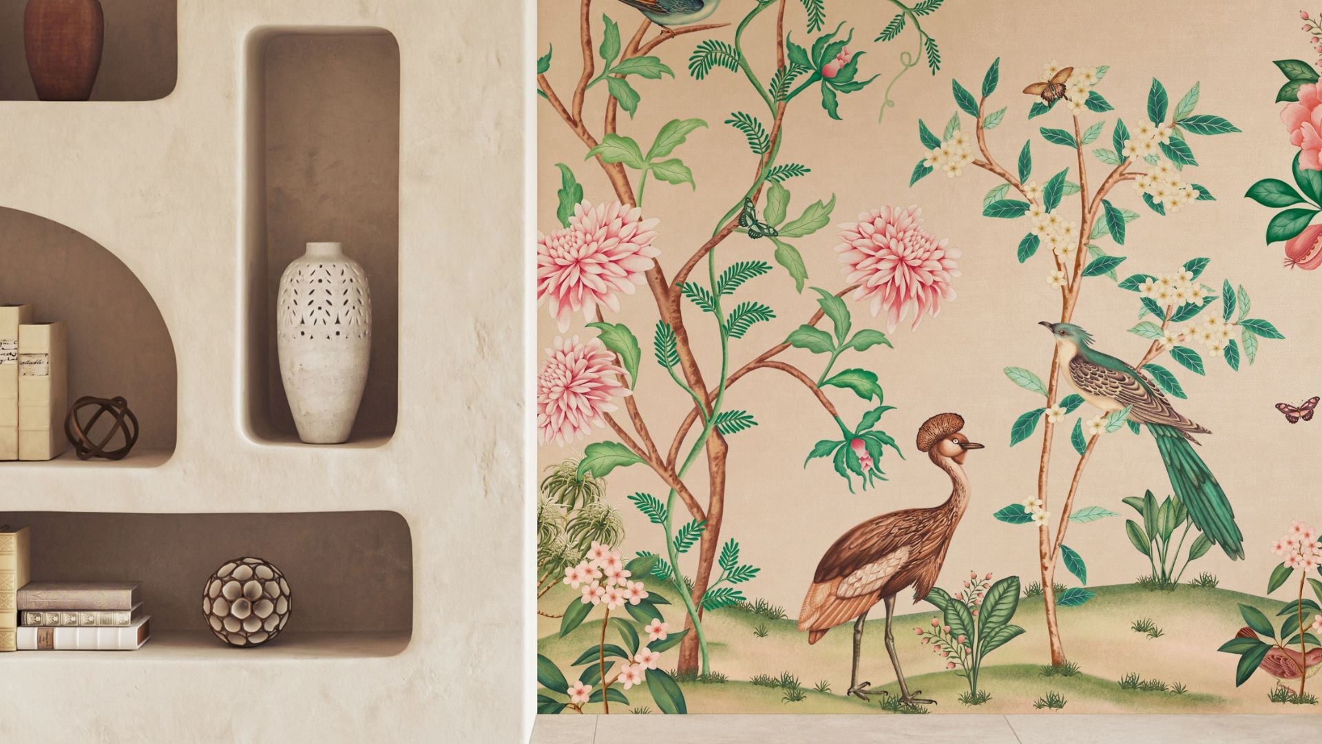 Behang met vlinders en handgeschilderde bloemen in een kleurrijk botanisch dessin