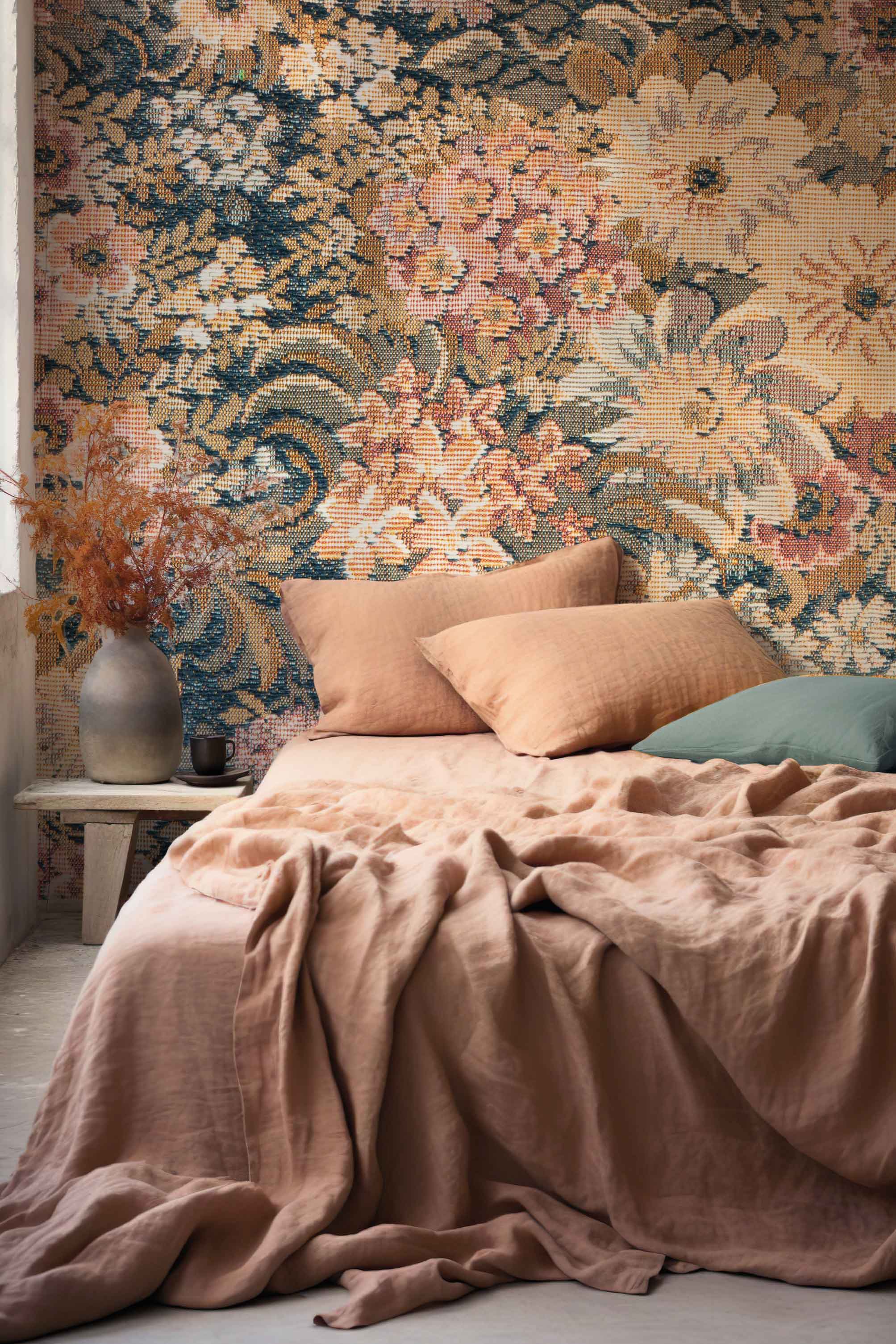 Bloemenbehang Flora Gobelin Days of Bloom voor woonkamer of slaapkamer textiel look