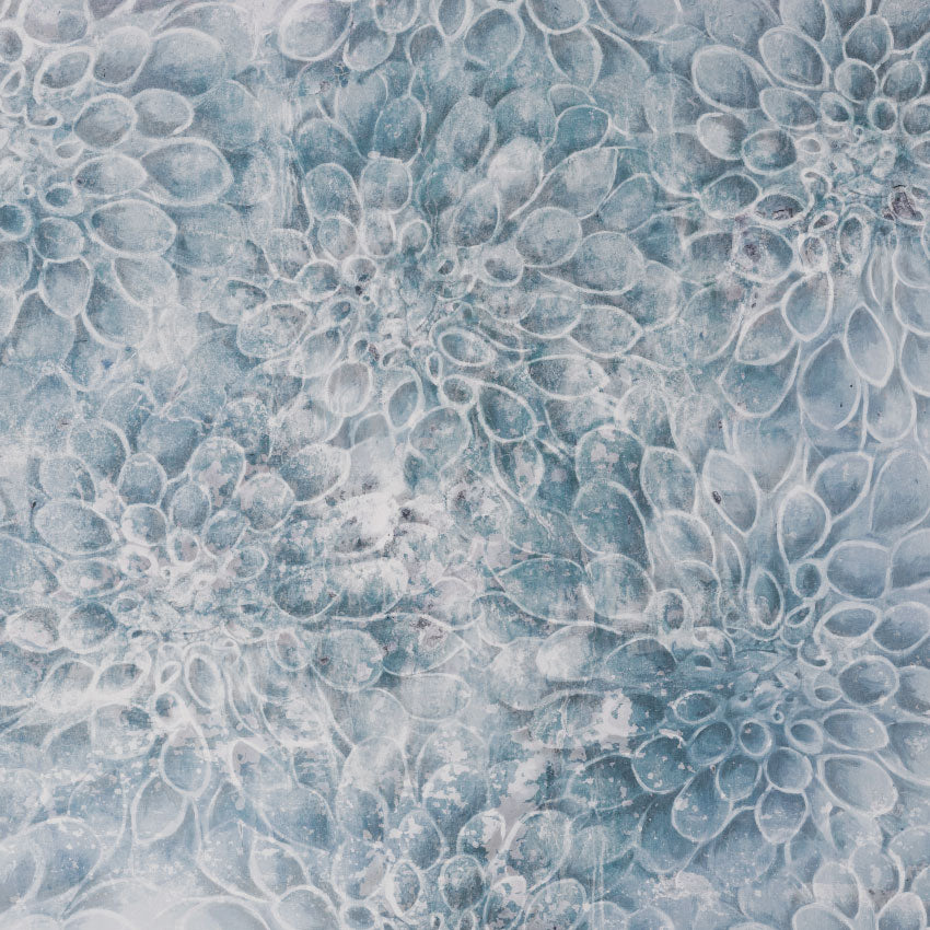 bloemen behang Heart of Dahlia Cloud Whisper blauw voor woonkamer en slaapkamer