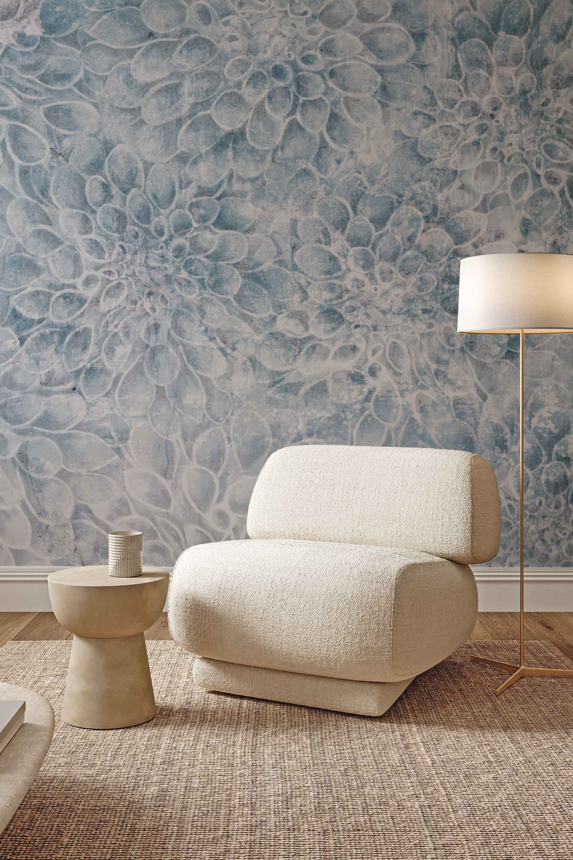 bloemen behang Heart of Dahlia Cloud Whisper blauw voor woonkamer en slaapkamer