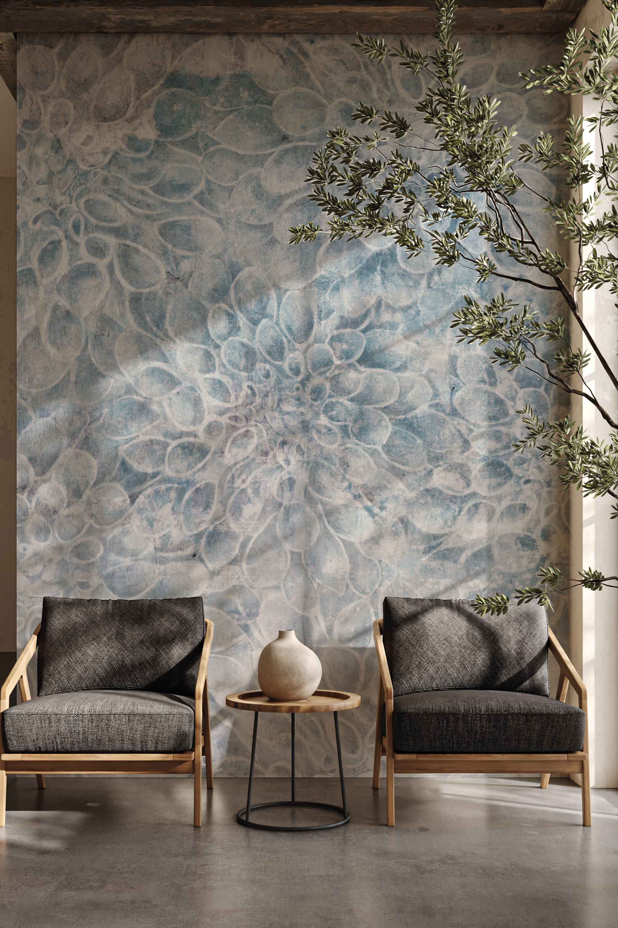 bloemen behang Heart of Dahlia Cloud Whisper blauw voor woonkamer en slaapkamer