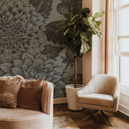Bloemenbehang Petals in Ink - Graphite antraciet zwart voor woonkamer en slaapkamer Days of Bloom